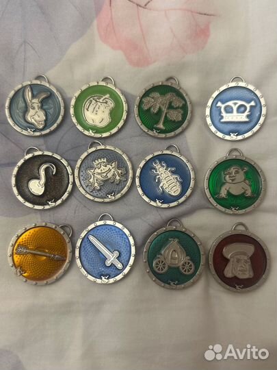 Медальоны жетоны амулеты шрек,наклейки
