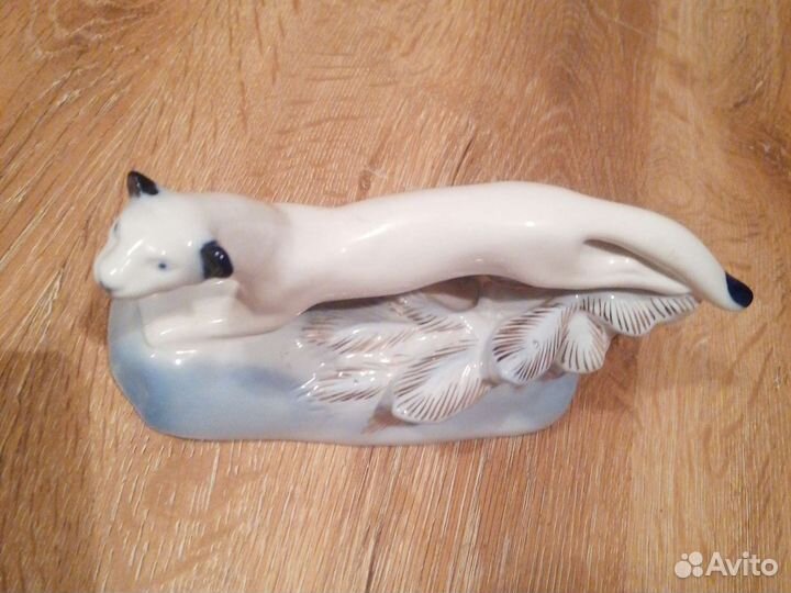 Статуэтка фарфоровая