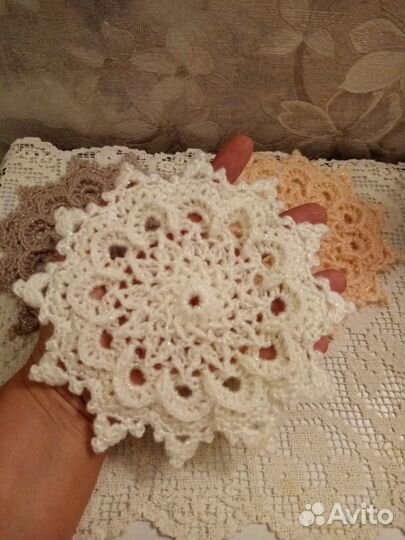 Три вязаные крючком салфетки снежинки