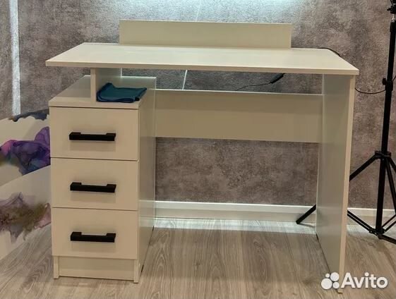 Стол туалетный с 3 ящиками Белый