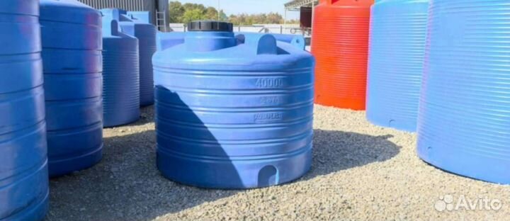 Пластиковая емкость для воды