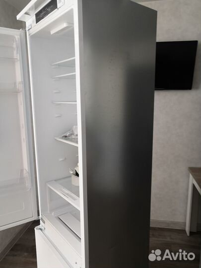 Холодильник Indesit INC20 T321 EU сломанный
