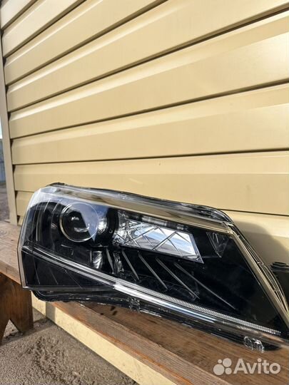 Правая фара skoda superb 3