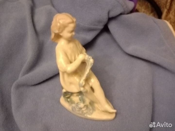 Фарфоровая статуетка