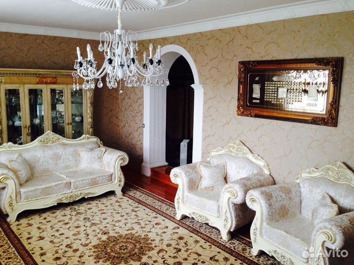 Холл тройка