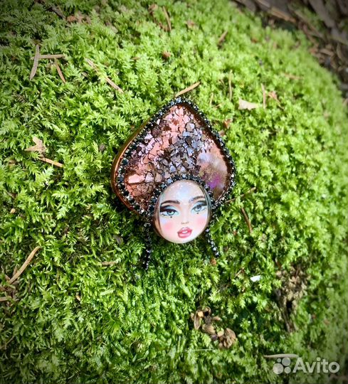 Брошь Девушка в кокошнике