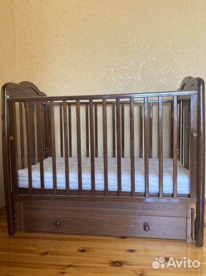 Детская кроватка с универсальным маятником