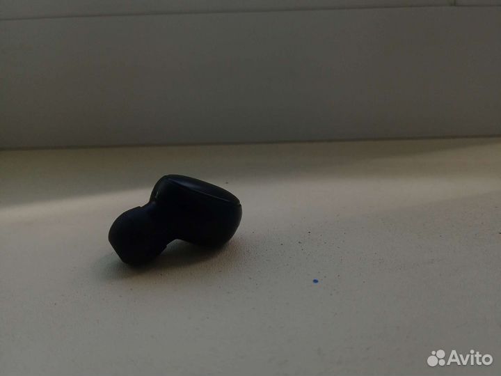 Нашла один беспроводной наушник модели A6R dots