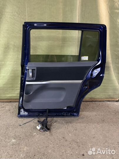 Дверь задняя правая toyota isis