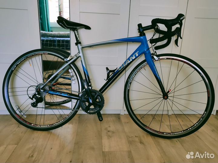 Шоссейный велосипед Giant defy