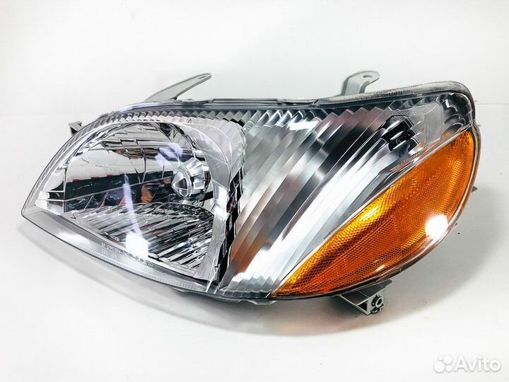 Фара левая Toyota Echo USA