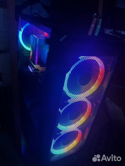 Игровой компьютер с монитором и клавиатурой