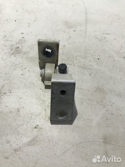 Петля правая нижняя Audi Q5 8R