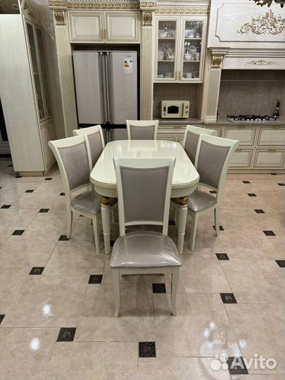 Кухонный стол и стулья