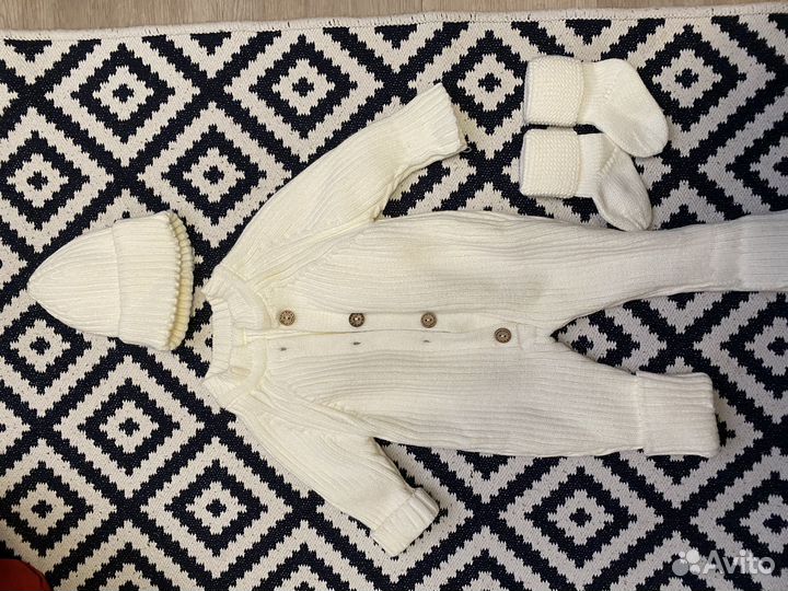 Вязаный комбинезон для новорожденного