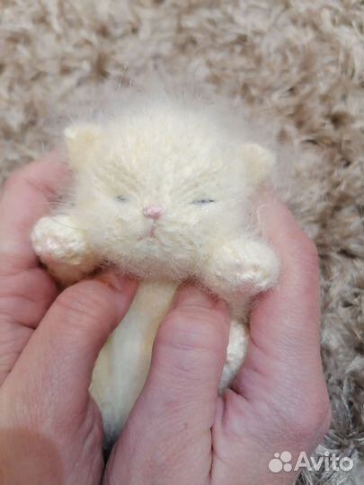 Вязаный спящий котёнок