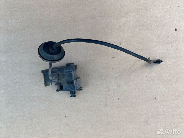 Активатор замка бензобака Volkswagen Polo 5 sedan