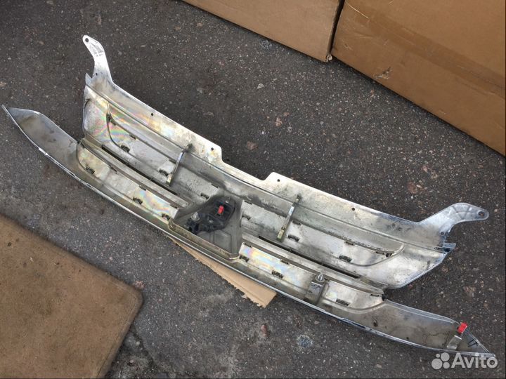 Решетка радиатора дефект Mitsubishi Outlander 2016