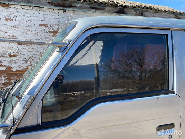 Стекла двкрные Nissan Homy 4