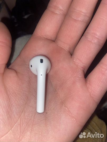 Левый наушник air pods