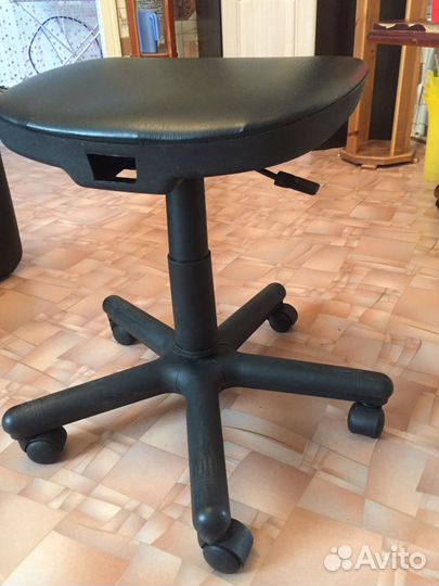 Стул на колесиках