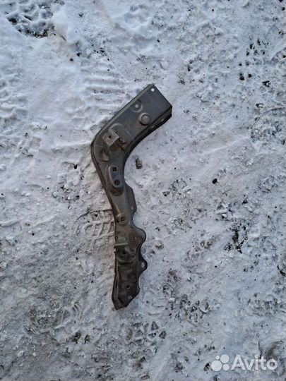 Суппорт фары Toyota Rav 4 30 2011