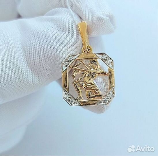 Золотая подвеска с камнем