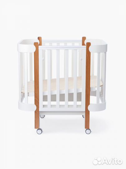 Детская кроватка с маятником