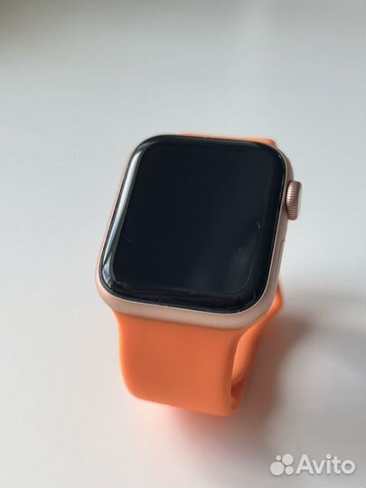 Apple Watch Series 5 40mm Gold, меньше 6 месяцев б