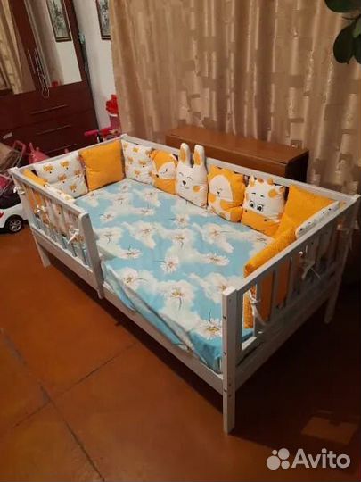 Кроватка из натурального дерева с бортиком Лисенок