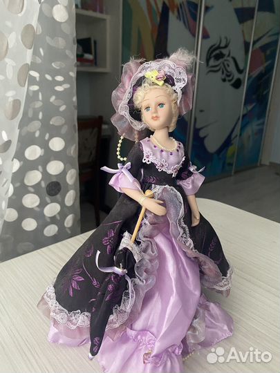 Кукла фарфоровая