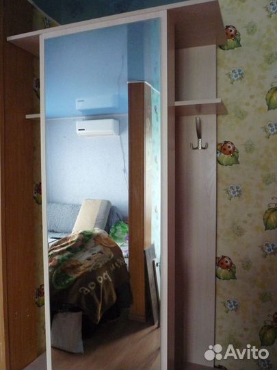 Прихожая с большим зеркалом