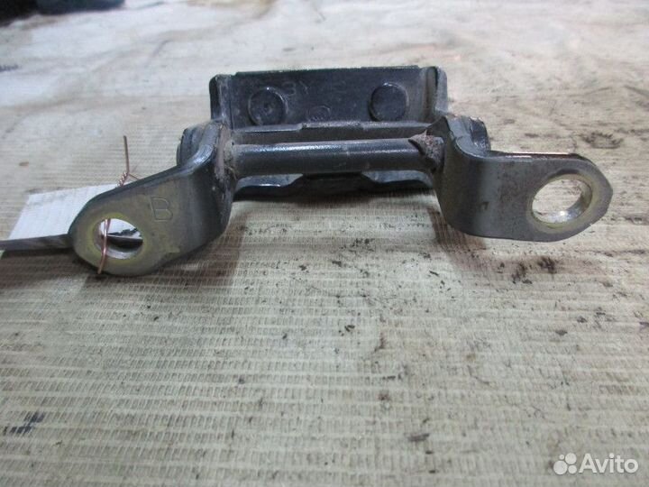 Петля двери задней правой верхняя Nissan Almera (G