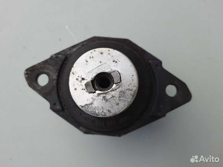 Опора двигателя левая Volkswagen Passat B3