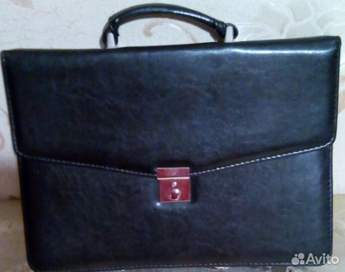 Новый кожаный портфель