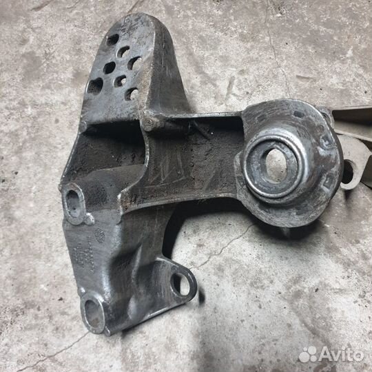 Кронштейн двигателя левый audi a4 b5