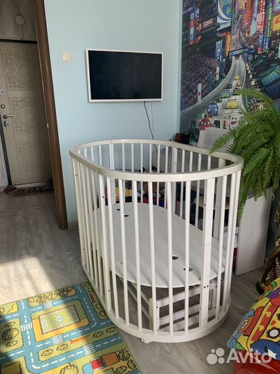 Детская кроватка с маятником