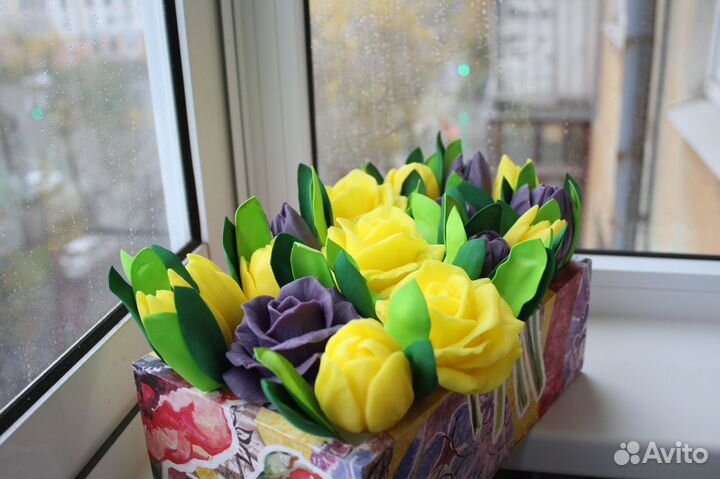 Букет из мыльных роз и тюльпанов в деревянном ящик