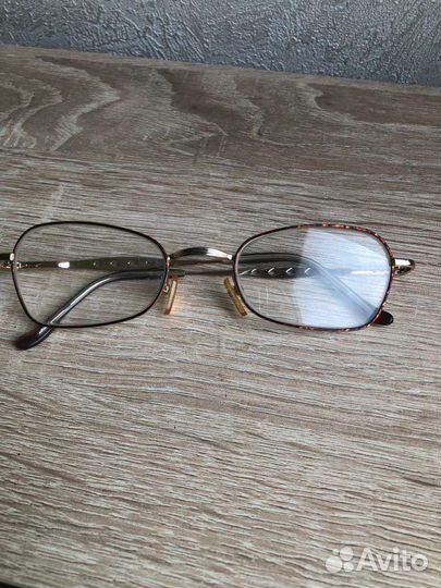 Очки стильные со стеклами и другие в ассортименте