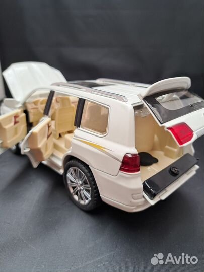 Toyota land cruiser 200 масштаб 1:24 с дымом