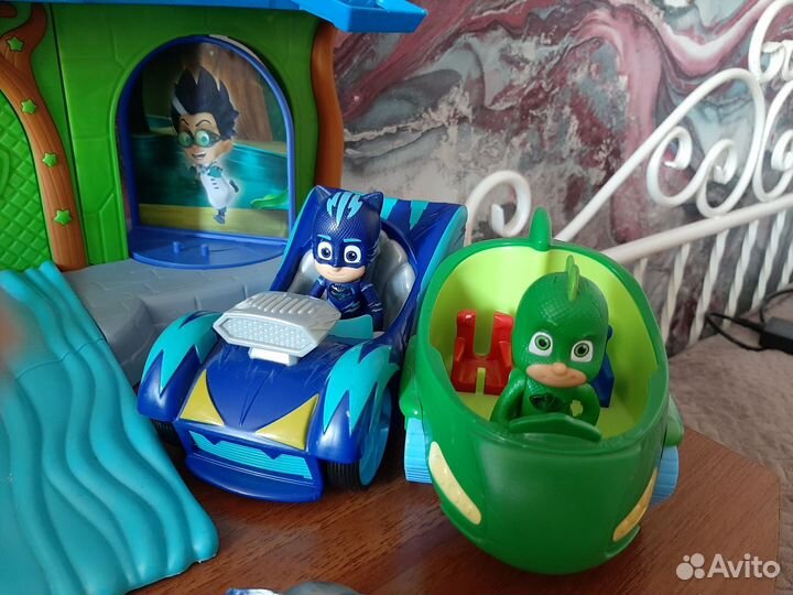 Герои в масках:база,машинки,герои