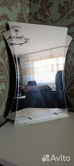 Зеркало в ванную с полочкой