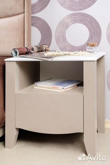 Тумба прикроватная на ножках
