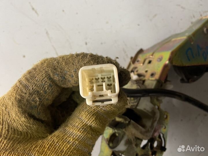 Замок водительской двери mazda demio dw5w