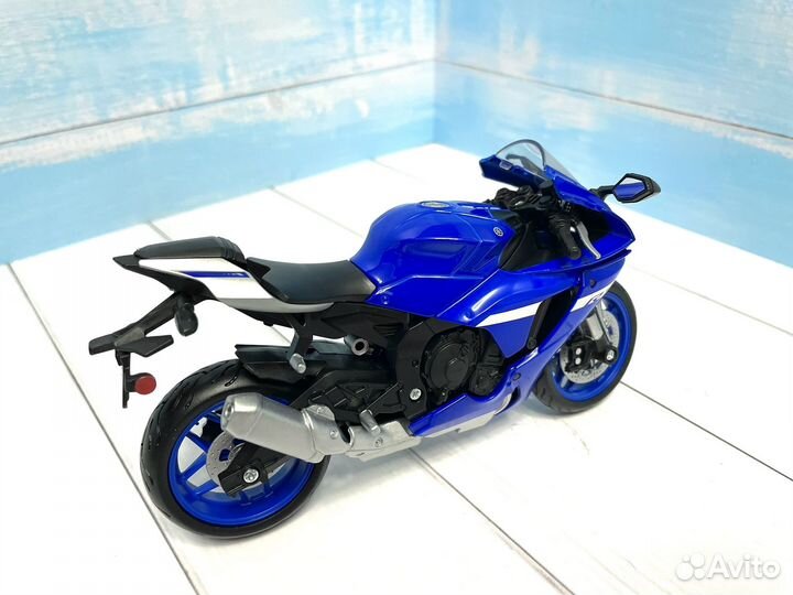 Модель мотоцикла Yamaha YZF R1 1:12