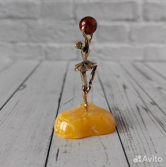 Статуэтка Балерина на янтаре, бронза