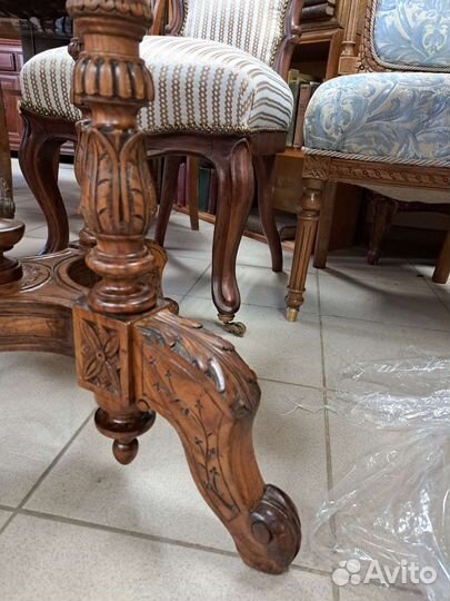 Антикварный стол орехового дерева