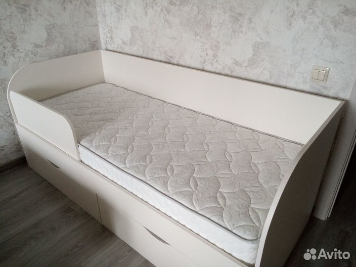 Новая кровать с матрасом