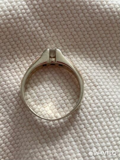 Кольцо с бриллиантом