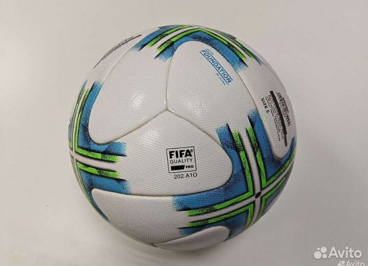 Футбольный мяч профессиональный adidas